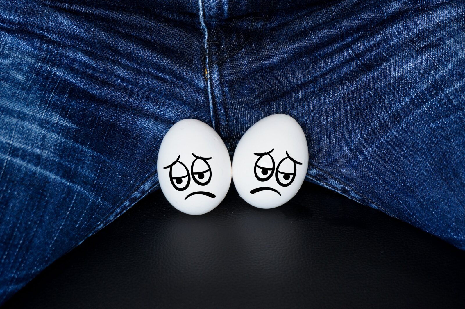 caras tristes en huevos blancos: un símbolo de los testículos con caritas de dibujos animados