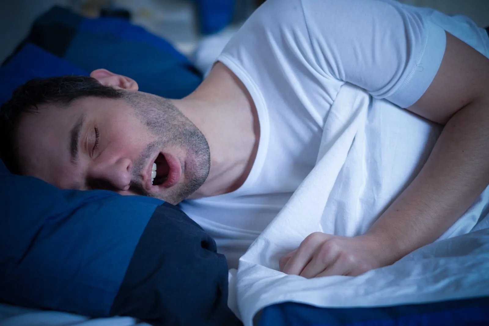 hombre roncando en la cama